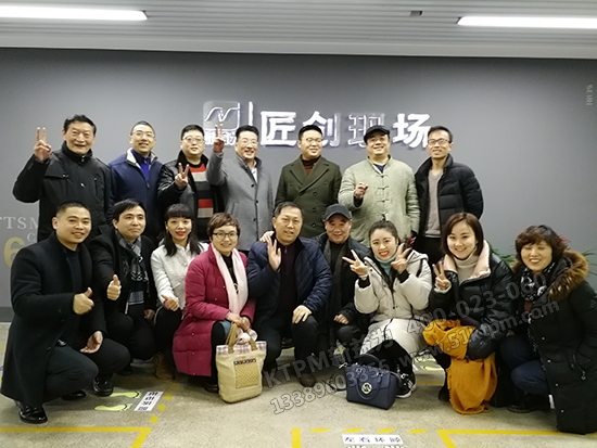 與會(huì)人員集體合照留影 與會(huì)人員集體合照留影