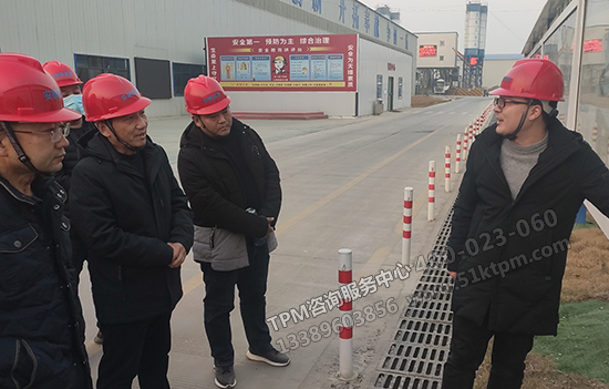 華總工向竇總、鞏總講解 華總工向竇總、鞏總講解