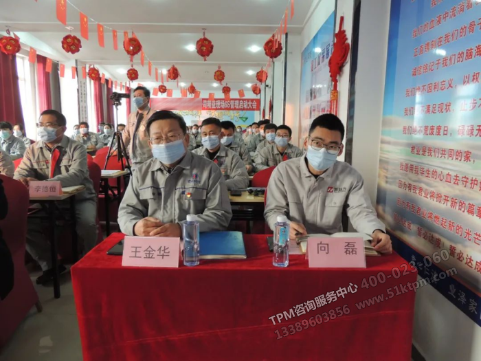 生產副總王副總（左）、新益為咨詢向老師（右）