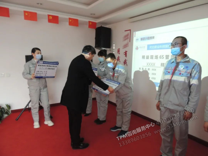 潘董事長為樣板區隊長授牌